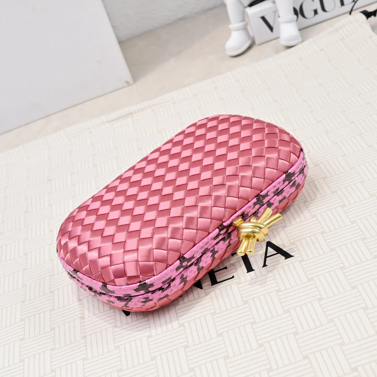 Batch 1460 #BV Knot woven evening bag series ~ 717622 Each bag reveals exquisite elegance💫Iconic classic silk weaving➕snake skin trimming with knot buckle, soft and delicate feel. The design is small and exquisite, low-key without logo, elegant and elegant. Paired with evening dress or cheongsam, it has the atmosphere of a famous and wealthy lady, full of aura and invincible texture💃 Model: 7622 Dimensions: 20x12x5.5